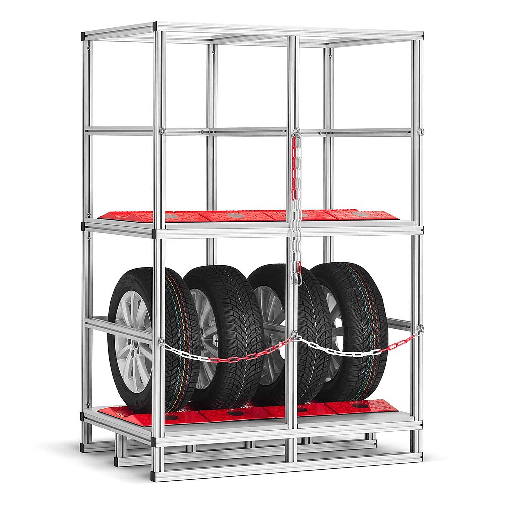 ein Reifenrack aus Aluminiumprofil mit zwei Etagen, jeweils ausgelegt mit roten TyreGuard® Reifenschonern, untere Etage bestückt mit vier Reifen auf Leichtmetallfelgen und mit Kettensicherung verschlossen, freigestellt auf weißem Hintergrund