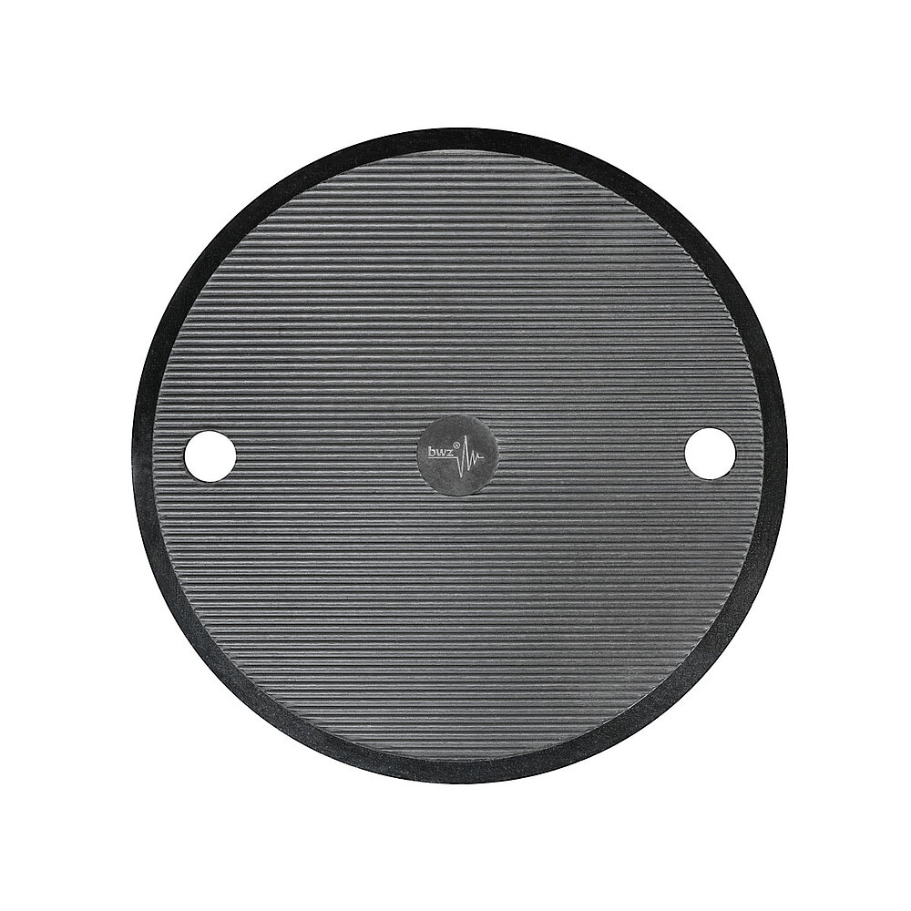 Unterseite eines runden Maschinenfußes aus schwarzem Kunststoff mit 120 mm Durchmesser, schwarzem Elastomer aus Nitrilkautschuk NBR für Gleitschutz mit feinen horizontal verlaufenden Profilrillen und zwei seitlichen Durchgangsbohrungen, sowie mittigem Logo der Firma bwz Schwingungstechnik, freigestellt auf weißem Hintergrund