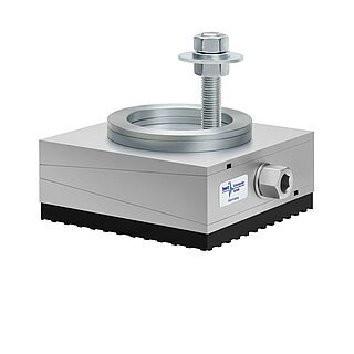 a square, height-adjustable machine mount made of precision-milled metal, adjusted in middle position, consisting of top, middle and bottom part lacquered in silver colour, with the wedge-shaped middle part featuring a protruding centered hexagonal screw for height adjustment, an angular compensation calotte consisting of two spherical, aligned metal rings fastened onto the top part, a fastening screw fastened in the bottom part and a medium-thick black elastomer with structured surface for vibration damping at the bottom, isolated on white background