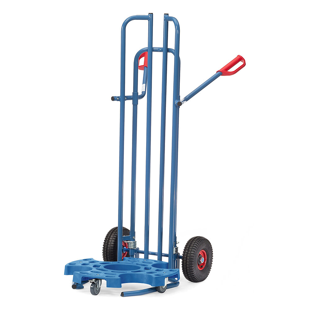 eine blaue FETRA® Reifenkarre aus Stahlrohr mit Luftbereifung und roten Handgriffen, darauf ein Reifen-Roller aus Kunststoff mit einer Materialmulde in der Mitte und 4 freidrehenden, feststellbaren Rollen, auf weißem Hintergrund