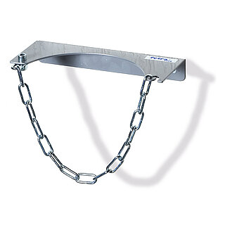 eine verzinkte FETRA® Wandhalterung für die umfallgesicherte aufrechte Lagerung einer Stahlflasche durch Kettensicherung, freigestellt auf weißem Hintergrund