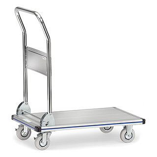 ein FETRA® Klappwagen aus Aluminiumrohr mit tiefliegender Plattform mit Antirutschbelag, abklappbarem Schiebebügel, zwei Bockrollen vorne und zwei feststellbaren Lenkrollen hinten, freigestellt auf weißem Hintergrund