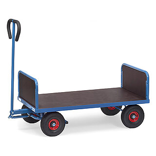 ein blauer FETRA® Handwagen mit 2 Stirnwänden, Luftbereifung und dunkler Ladefläche auf weißem Hintergrund