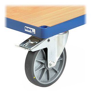 Detailansicht eines blauen FETRA® Plattformwagens aus Profilstahl mit Steckloch an der Ecke, hellem Holzeinlegeboden, einer feststellbaren Lenkrolle mit dunkelgrauer, elektrisch leitfähiger TPE-ESD Bereifung auf Metallfelge mit Sternmuster und darüberliegendem, verzinktem Feststellhebel, freigestellt auf weißem Hintergrund