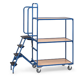 ein blauer FETRA® Kommissionierwagen mit drei Etagen und anklappbarer Leiter auf weißem Hintergrund