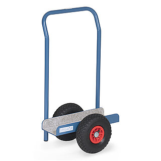 ein blauer FETRA® Roller mit Handbügel zum Transport von Platten mit zwei schwarzen Luftgummireifen auf roten Felgen vor weißem Hintergrund