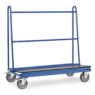ein blauer FETRA® Plattenwagen für einseitige Anlage mit schwarzer angeschrägter Plattform auf weißem Hintergrund