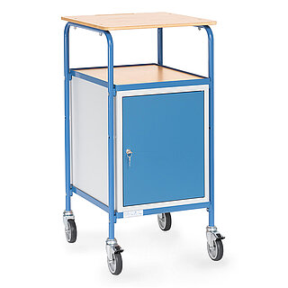 ein blaues FETRA® Rollpult mit Schrank und 2 Ablageflächen auf weißem Hintergrund