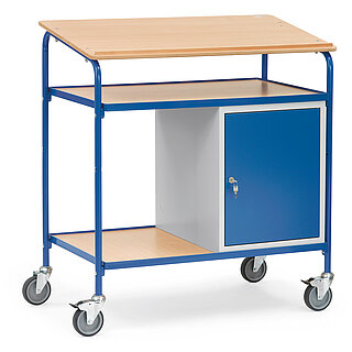 ein blaues FETRA® Rollpult mit 2 Ablageflächen, schräger Pultfläche und Schrankabteil auf weißem Hintergrund