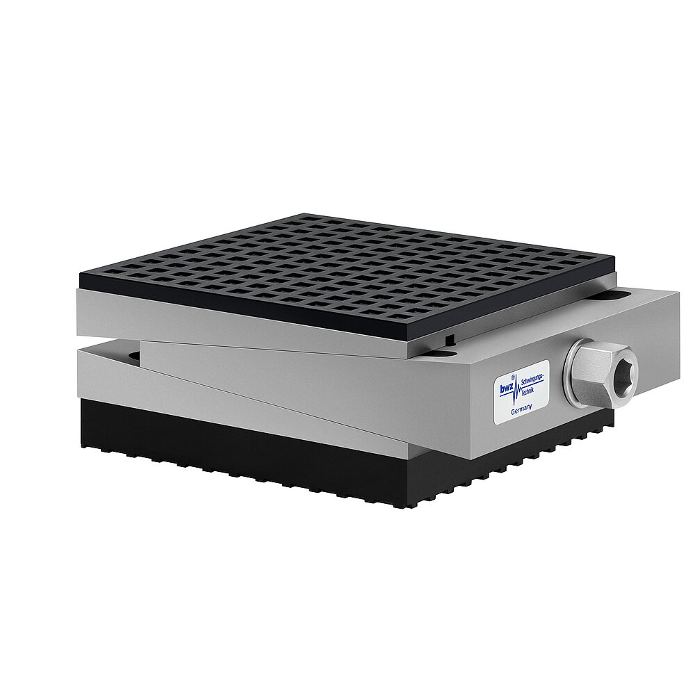 aus Ober-, Mittel- und Unterteil bestehender, quadratischer, höhenverstellbarer Maschinenschuh aus plangefrästem Metall, eingestellt auf minimale Höhe, silber-grau lackiert, mit keilförmigem Mittelteil mit mittig auf der Seite platzierter Sechskantschraube zur Höhenverstellung, dickem, schwarzem Elastomer mit Profilierung zur Schwingungsisolierung unten und dünnerem schwarzem Elastomer mit Profilierung für Gleitschutz oben, freigestellt auf weißem Hintergrund