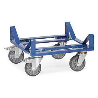 ein blauer FETRA® Ballenroller aus geschweißtem Profilstahl mit seitlichen Erhöhungen zur Aufnahme von Rundmaterialien großer Durchmesser und vier Lenkrollen, die hinteren feststellbar, freigestellt auf weißem Hintergrund