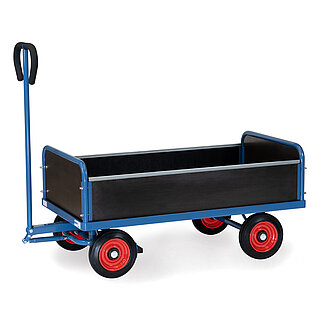 ein blauer 2-achsiger FETRA® Handwagen mit Lenkdeichsel, 4 schwarzen Seitenwänden und Vollgummi-Bereifung auf weißem Hintergrund