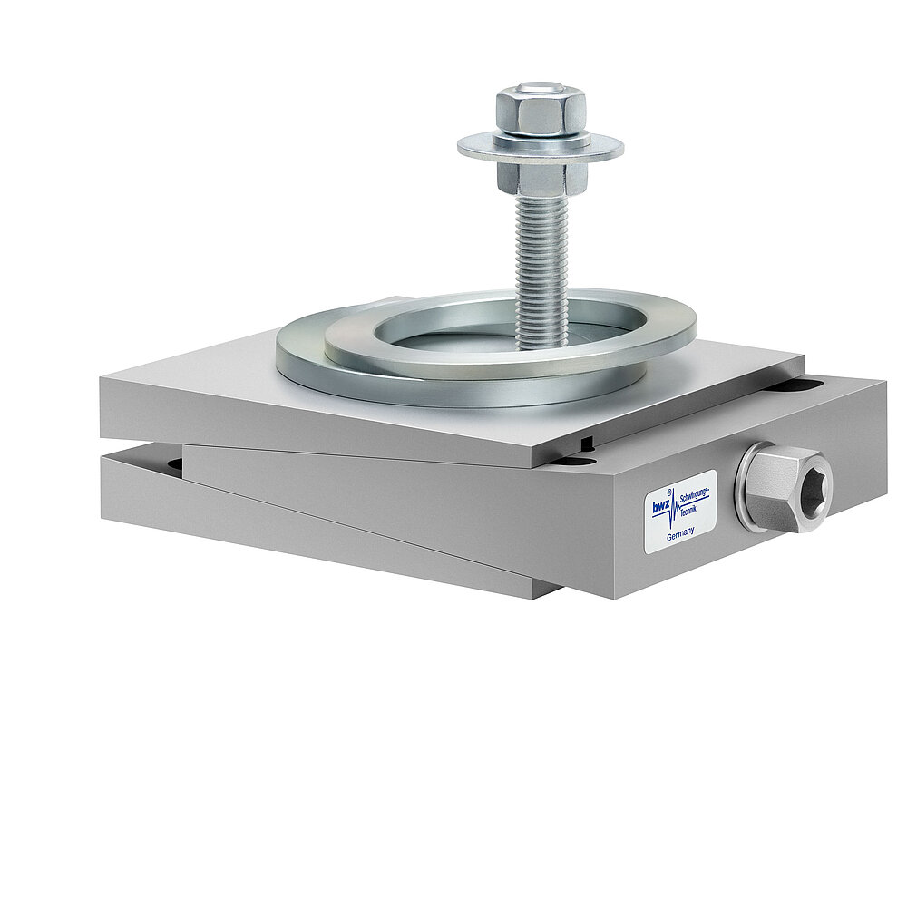 aus Ober-, Mittel- und Unterteil bestehender, quadratischer, höhenverstellbarer Maschinenschuh aus plangefrästem Metall, eingestellt auf minimale Höhe, silber-grau lackiert, mit keilförmigem Mittelteil mit mittig auf der Seite platzierter Sechskantschraube zur Höhenverstellung, einer aus zwei sphärischen, versetzt aufeinander liegenden Metallringen bestehenden Winkelkalotte auf dem Oberteil und einer im Unterteil verschraubten Befestigungsschraube, freigestellt auf weißem Hintergrund