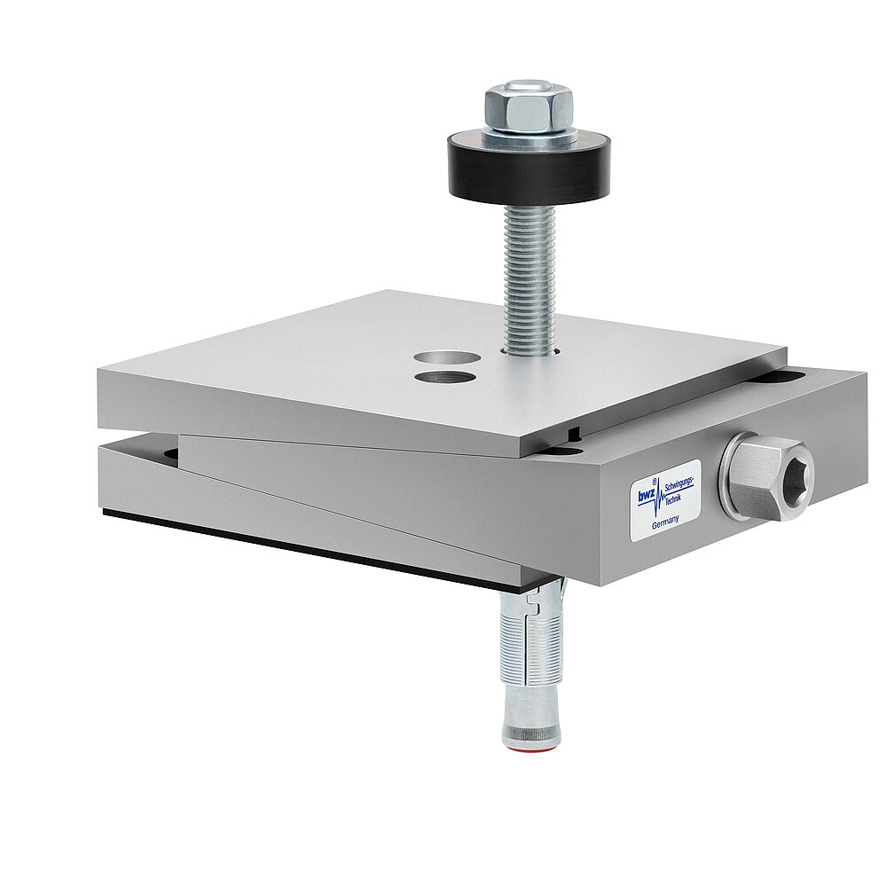 aus Ober-, Mittel- und Unterteil bestehender, quadratischer, höhenverstellbarer Maschinenschuh aus plangefrästem Metall, eingestellt auf minimale Höhe, silber-grau lackiert, mit keilförmigem Mittelteil mit mittig auf der Seite platzierter Sechskantschraube zur Höhenverstellung, zwei Löchern für Befestigungsschrauben im Oberteil, einer durch das Unterteil durchgehenden, nach oben herausragenden Befestigungsschraube mit Isolierscheibe, dünnem, schwarzem Elastomer ohne Profilierung für Gleitschutz unten und darunter einem verzinktem Bodendübel, freigestellt auf weißem Hintergrund