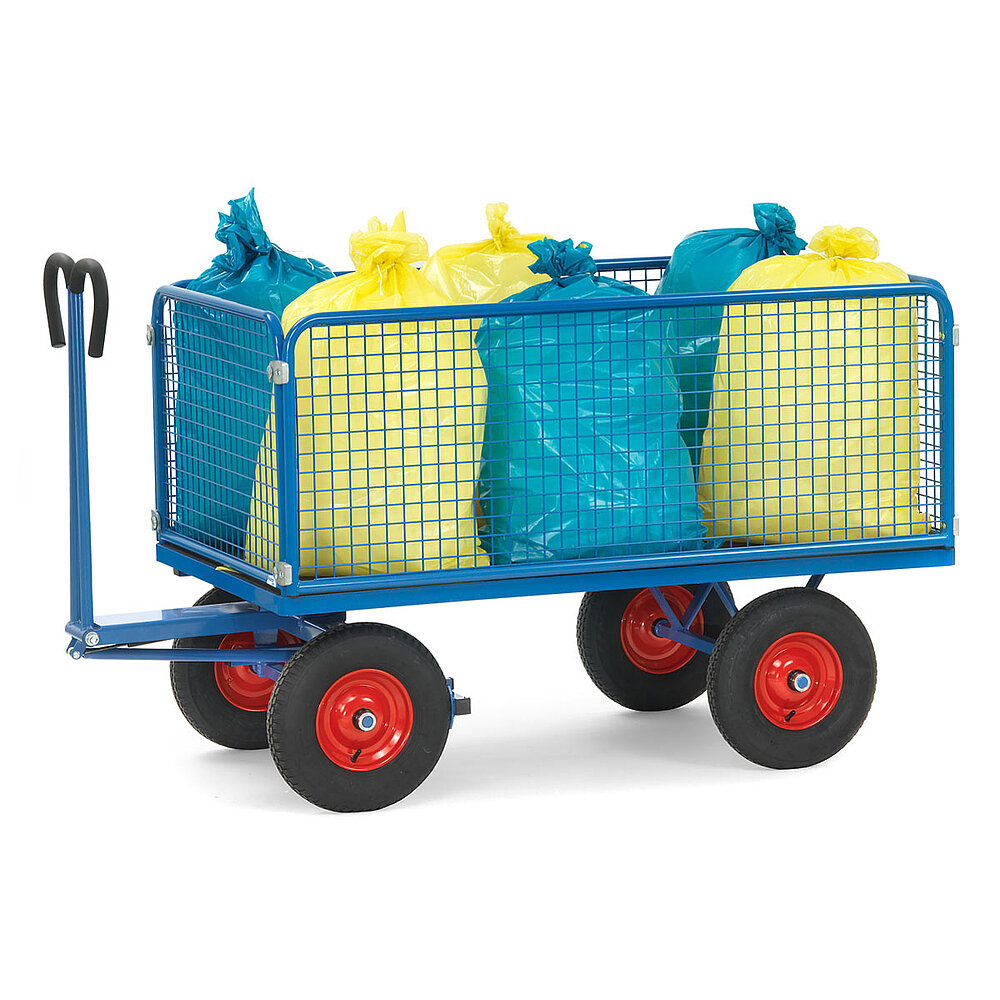 ein blauer FETRA® Handpritschenwagen mit rundum verlaufenden 600 mm hohen Drahtgitterwänden, Luftbereifung und beladen mit blauen und gelben Säcken auf weißem Hintergrund