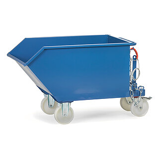 ein blauer FETRA® Kippbehälter aus Stahl mit Taschen für Gabelstaplerzinken und vier weißen Rollen auf weißem Hintergrund