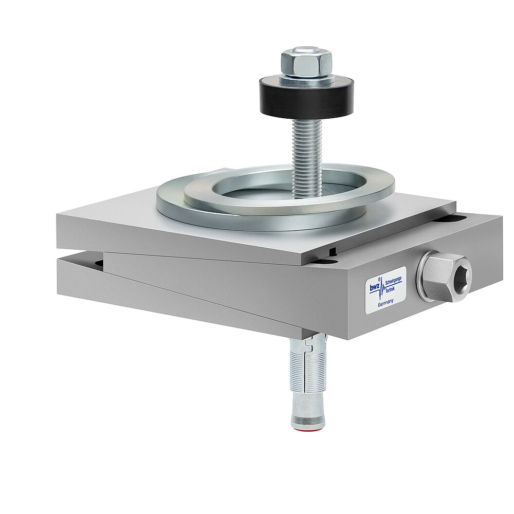 aus Ober-, Mittel- und Unterteil bestehender, quadratischer, höhenverstellbarer Maschinenschuh aus plangefrästem Metall, eingestellt auf minimale Höhe, silber-grau lackiert, mit keilförmigem Mittelteil mit mittig auf der Seite platzierter Sechskantschraube zur Höhenverstellung, einer aus zwei sphärischen, versetzt aufeinander liegenden Metallringen bestehenden Winkelkalotte auf dem Oberteil, einer durch das Unterteil durchgehenden, nach oben herausragenden Befestigungsschraube mit Isolierscheibe und darunter ein verzinkter Dübel zur Bodenbefestigung, freigestellt auf weißem Hintergrund