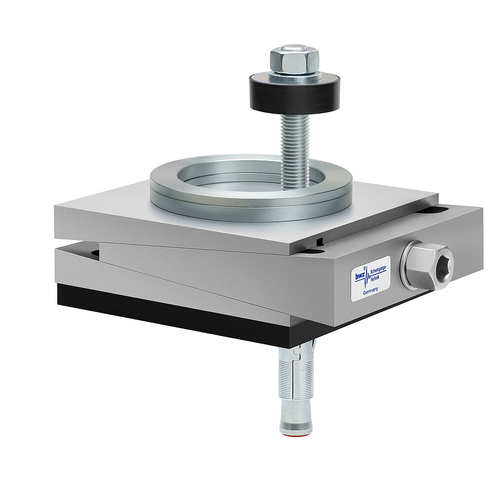 aus Ober-, Mittel- und Unterteil bestehender, quadratischer, höhenverstellbarer Maschinenschuh aus plangefrästem Metall, eingestellt auf minimale Höhe, silber-grau lackiert, mit keilförmigem Mittelteil mit mittig auf der Seite platzierter Sechskantschraube zur Höhenverstellung, einer aus zwei sphärischen, gerade aufeinander liegenden Metallringen bestehenden Winkelkalotte auf dem Oberteil, einer durch das Unterteil durchgehenden, nach oben herausragenden Befestigungsschraube mit Isolierscheibe, mitteldickem, schwarzem Elastomer ohne Profilierung zur passiven Schwingungsisolierung unten und darunter ein verzinkter Dübel zur Bodenbefestigung, freigestellt auf weißem Hintergrund