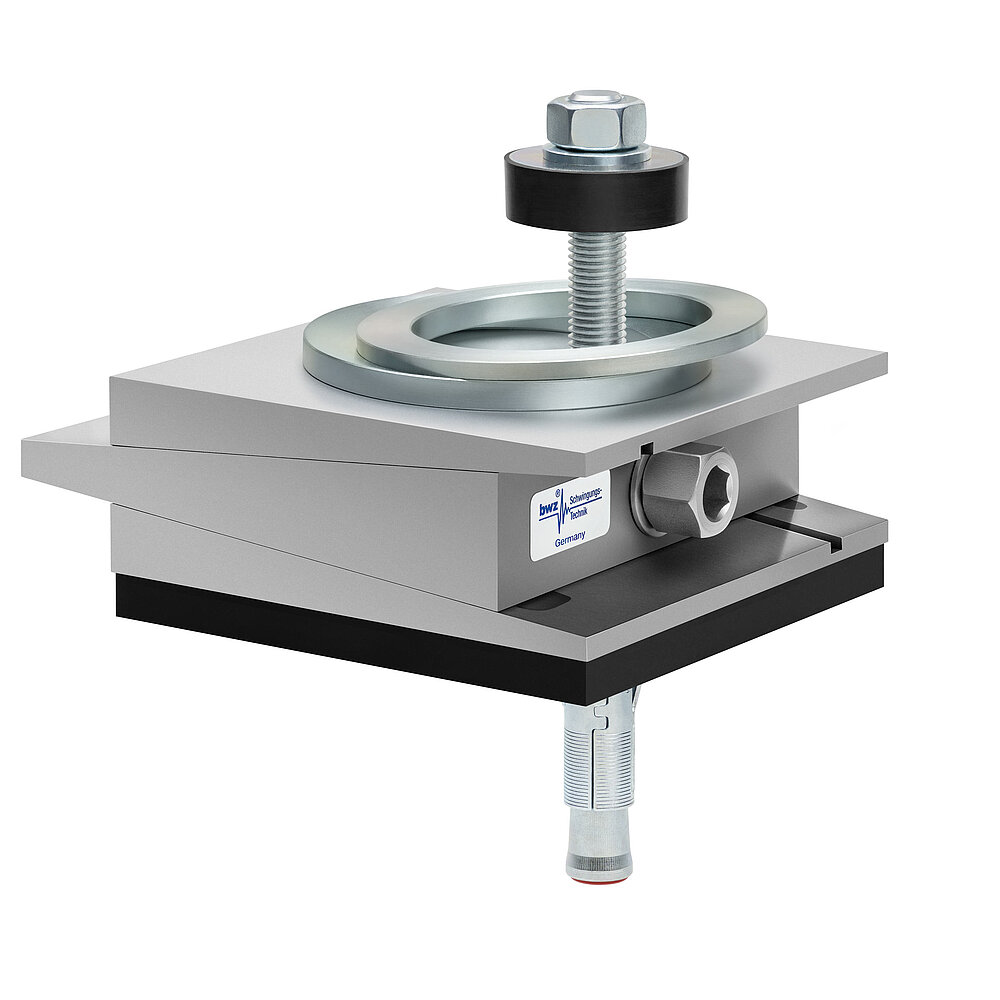 aus Ober-, Mittel- und Unterteil bestehender, quadratischer, höhenverstellbarer Maschinenschuh aus plangefrästem Metall, eingestellt auf maximale Höhe, silber-grau lackiert, mit keilförmigem Mittelteil mit mittig auf der Seite platzierter Sechskantschraube zur Höhenverstellung, einer aus zwei sphärischen, versetzt aufeinander liegenden Metallringen bestehenden Winkelkalotte auf dem Oberteil, einer durch das Unterteil durchgehenden, nach oben herausragenden Befestigungsschraube mit Isolierscheibe, mitteldickem, schwarzem Elastomer ohne Profilierung zur passiven Schwingungsisolierung unten und darunter ein verzinkter Dübel zur Bodenbefestigung, freigestellt auf weißem Hintergrund