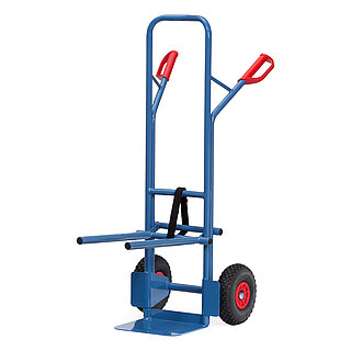 eine blaue FETRA® Karre aus Stahlrohr zum Transport von Stapelstühlen mit schwarzer Polyurethan-Bereifung, Ladeschaufel, eingehängtem und ausgeklapptem, aus zwei horizontal abstehenden Holmen bestehendem Stuhltraggestell und roten Handgriffen auf weißem Hintergrund