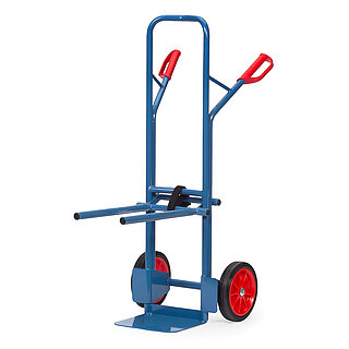 eine blaue FETRA® Karre aus Stahlrohr zum Transport von Stapelstühlen mit schwarzer Vollgummi-Bereifung, Ladeschaufel, eingehängtem und ausgeklapptem, aus zwei horizontal abstehenden Holmen bestehendem Stuhltraggestell und roten Handgriffen auf weißem Hintergrund