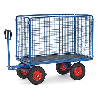 ein blauer FETRA® Handpritschenwagen mit Handdeichsel, rundum verlaufenden 1000 mm hohen Drahtgitterwänden und Vollgummi-Bereifung auf weißem Hintergrund