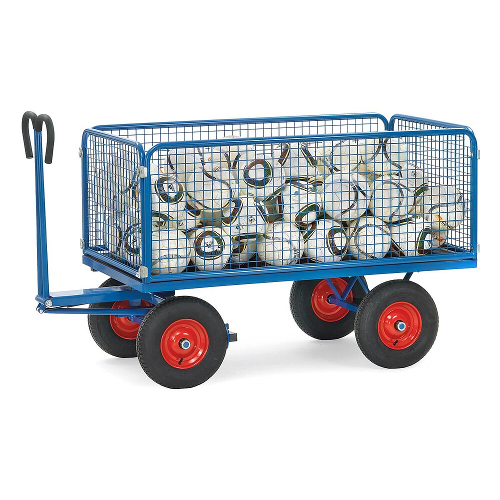 ein blauer FETRA® Handpritschenwagen mit rundum verlaufenden 600 mm hohen Drahtgitterwänden, Luftbereifung und befüllt mit Fußbällen auf weißem Hintergrund