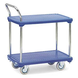 ein FETRA® Magazinwagen aus verzinktem Stahlrohr mit zwei Plattformen aus stabilem blauem Kunststoff, nach hinten gebogenem Schiebebügel, zwei Bockrollen vorne und zwei Lenkrollen hinten, freigestellt auf weißem Hintergrund