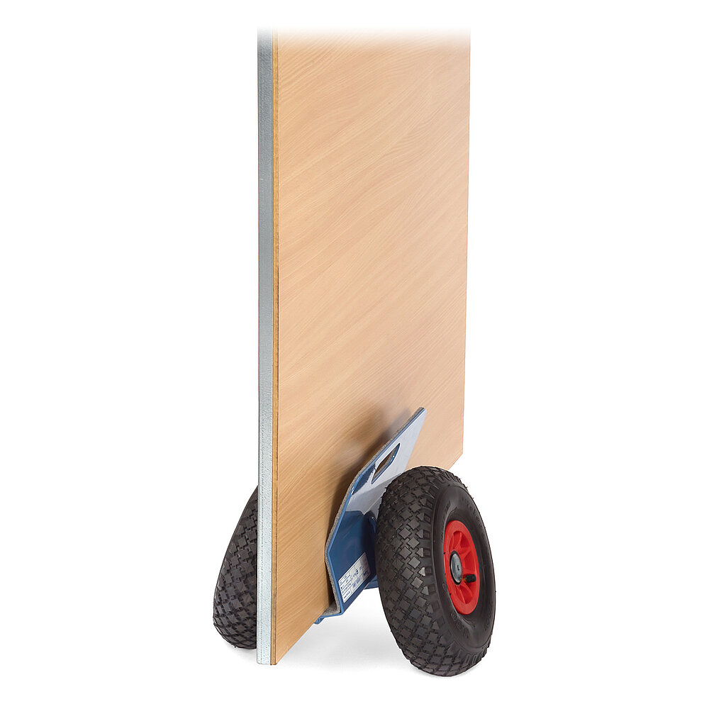 ein blauer FETRA® Roller zum Transport von Platten mit zwei schwarzen Luftgummireifen auf roten Felgen mit brauner Holzplatte vor weißem Hintergrund