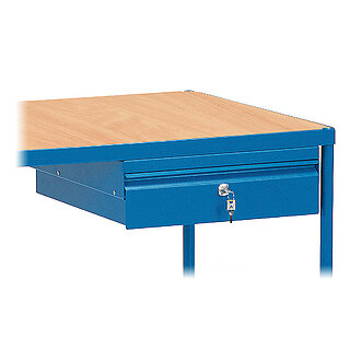 eine blaue FETRA® Stahlblechschublade mit Schloss und Griffmulde, montiert unter der hellen Holzplatte eines blauen FETRA® Tischwagens, freigestellt auf weißem Hintergrund