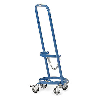 ein blauer FETRA® Rollkarren aus Stahlrohr für den Transport von einzelnen Stahlflaschen, mit vier TPE-Lenkrollen, davon zwei feststellbar, geneigtem Schiebebügel, halbrunder Stahlspange und Kettensicherung für die Gasflasche, freigestellt auf weißem Hintergrund