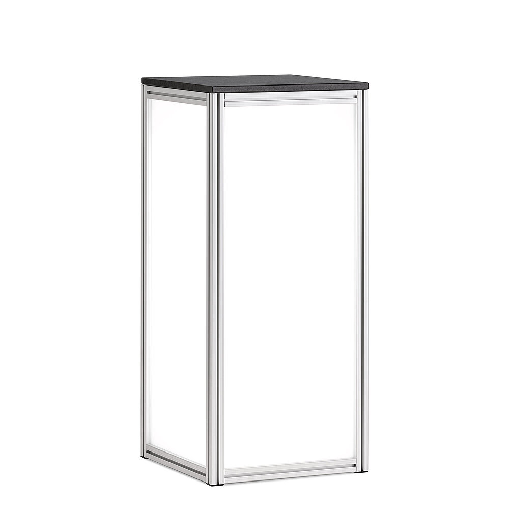ein quadratischer säulenförmiger Tisch aus Aluminiumprofil mit von innen beleuchteten milchig-transparenten Seitenscheiben und schwarzer Natursteinplatte oben, freigestellt auf weißem Hintergrund