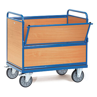 ein blauer FETRA® Holzkastenwagen mit braunen Seitenwänden auf weißem Hintergrund