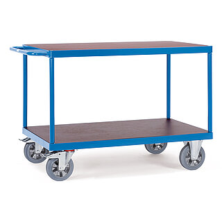 ein blauer FETRA® Tischwagen für schwere Lasten mit zwei Etagen und braunen Bodenplatten auf weißem Hintergrund