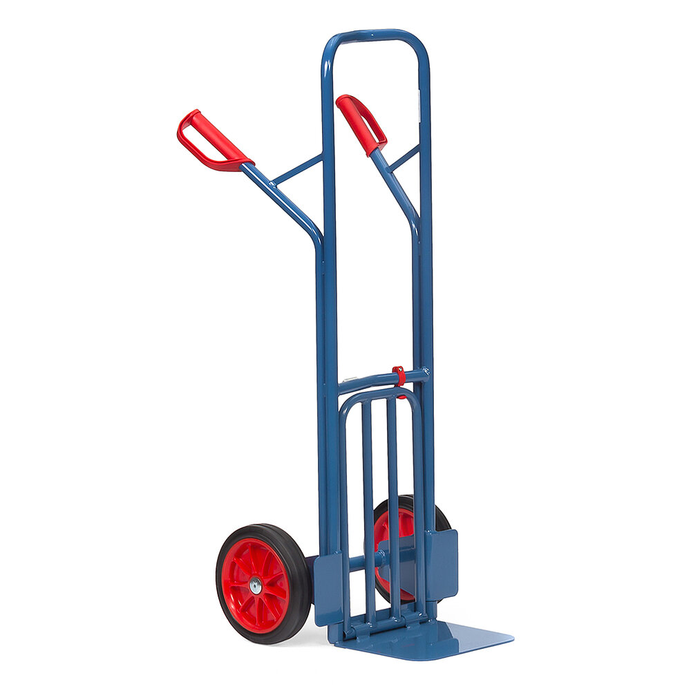 eine blaue FETRA® Paketkarre aus doppeltem Stahlrohr mit Vollgummi-Bereifung, hochgeklappter Stahlrohr-Ladeschaufel und roten Handgriffen auf weißem Hintergrund