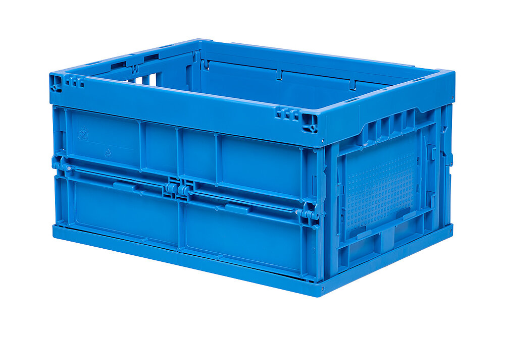 eine blaue Faltbox aus Kunststoff vollständig geöffnet, freigestellt auf weißem Hintergrund
