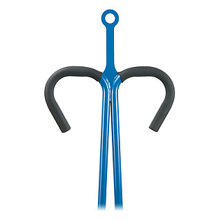 Detailansicht einer blauen FETRA® Handdeichsel mit Zugöse auf weißem Hintergrund