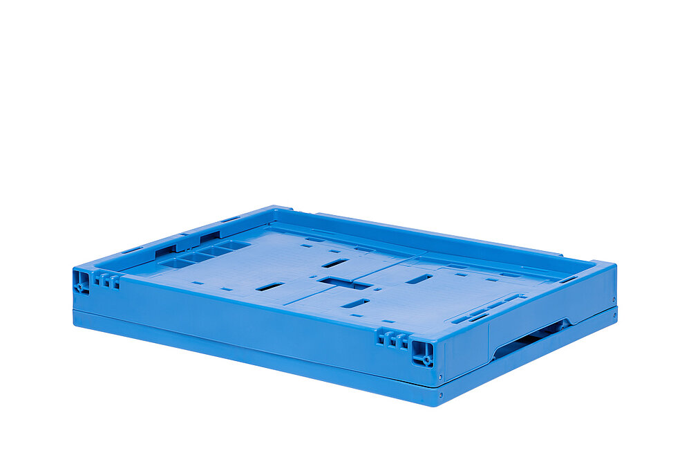 eine blaue Faltbox aus Kunststoff vollständig zusammengefaltet, freigestellt auf weißem Hintergrund
