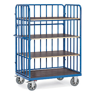 ein blauer FETRA® Etagenwagen für schwere Lasten mit vier Ebenen, Längsstäben an drei Seiten und braunen Bodenplatten auf weißem Hintergrund