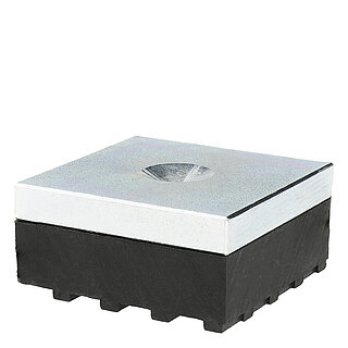 ein quadratischer Maschinenfuß aus verzinkter Stahlplatte mit schwarzem Elastomer NBR unten zur Schwingungsdämpfung und einer 120 Grad Senkung oben für Stellschrauben, freigestellt auf weißem Hintergrund
