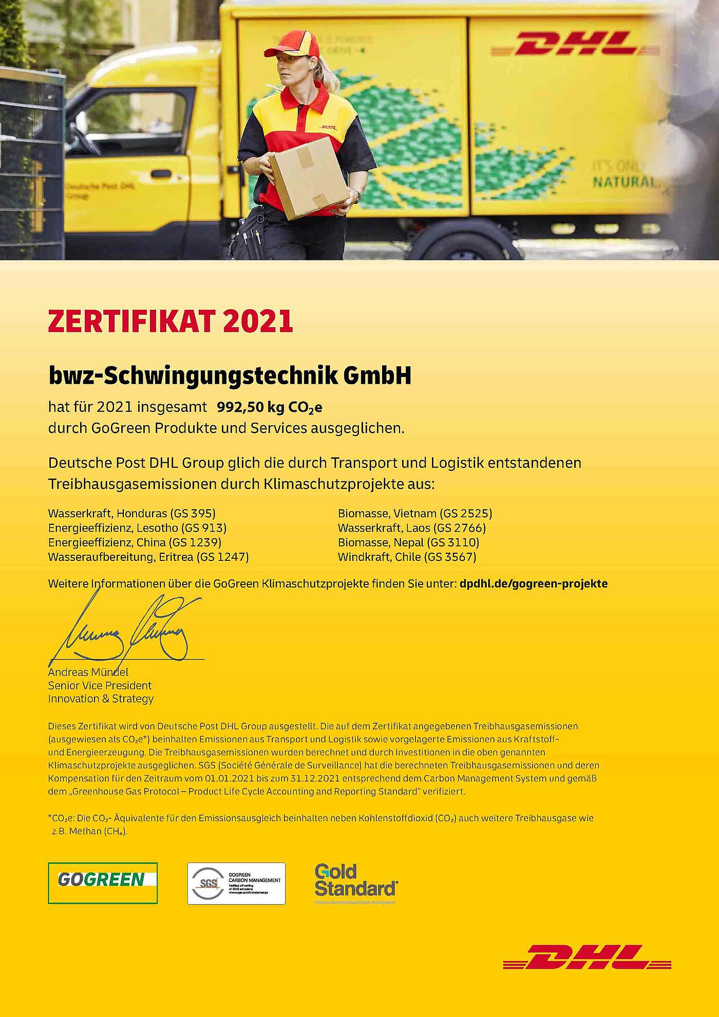 eine gelbe Urkunde vom Paketdienstleister DHL, auf welcher vermerkt ist, daß bwz Schwingungstechnik durch die Nutzung von GoGreen Produkten 992,5 KG CO2-Äquivalenten im Jahr 2021 eingespart hat.