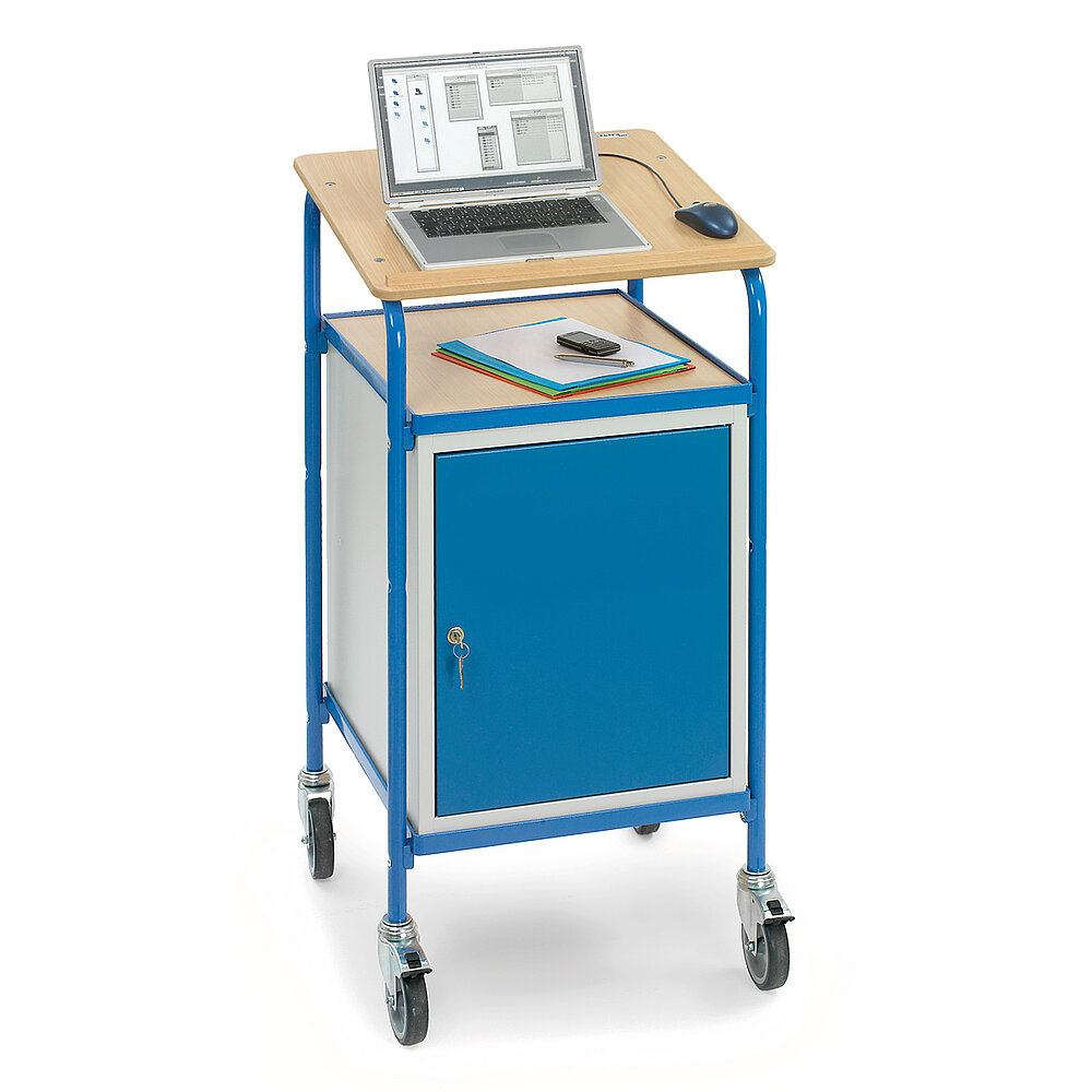ein blaues FETRA® Rollpult mit Schrank, Ablagefläche und Laptop auf schräger Pultfläche auf weißem Hintergrund