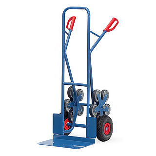 eine blaue FETRA® Treppenkarre aus Stahlrohr mit fünfarmigem Radstern, breiter Ladeschaufel und roten Handgriffen auf weißem Hintergrund