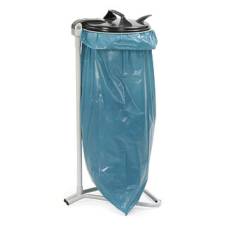 ein graues FETRA® Metallgestell mit Haltering für Müllsäcke, einem darin eingespannten blauen Müllsack und einem darüber geschlossenen schwarzen Klappdeckel aus Kunststoff, freigestellt auf weißem Hintergrund