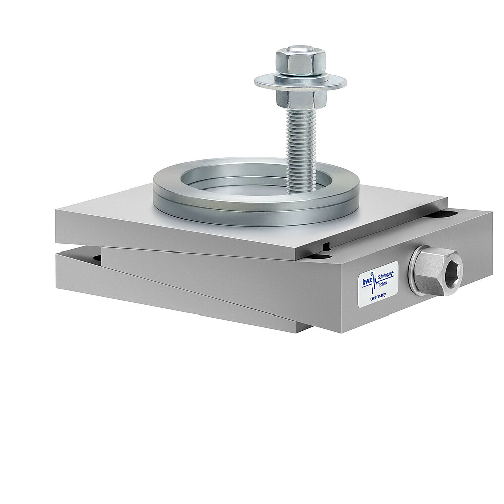 aus Ober-, Mittel- und Unterteil bestehender, quadratischer, höhenverstellbarer Maschinenschuh aus plangefrästem Metall, eingestellt auf minimale Höhe, silber-grau lackiert, mit keilförmigem Mittelteil mit mittig auf der Seite platzierter Sechskantschraube zur Höhenverstellung, einer aus zwei sphärischen, gerade aufeinander liegenden Metallringen bestehenden Winkelkalotte auf dem Oberteil und einer im Unterteil verschraubten Befestigungsschraube, freigestellt auf weißem Hintergrund