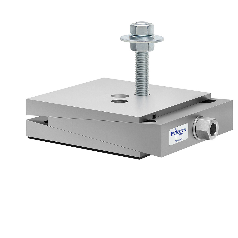 aus Ober-, Mittel- und Unterteil bestehender, quadratischer, höhenverstellbarer Maschinenschuh aus plangefrästem Metall, eingestellt auf minimale Höhe, silber-grau lackiert, mit keilförmigem Mittelteil mit mittig auf der Seite platzierter Sechskantschraube zur Höhenverstellung, zwei Löchern für Befestigungsschrauben im Oberteil, einer im Unterteil verschraubten Befestigungsschraube und dünnem, schwarzem Elastomer ohne Profilierung für Gleitschutz unten, freigestellt auf weißem Hintergrund
