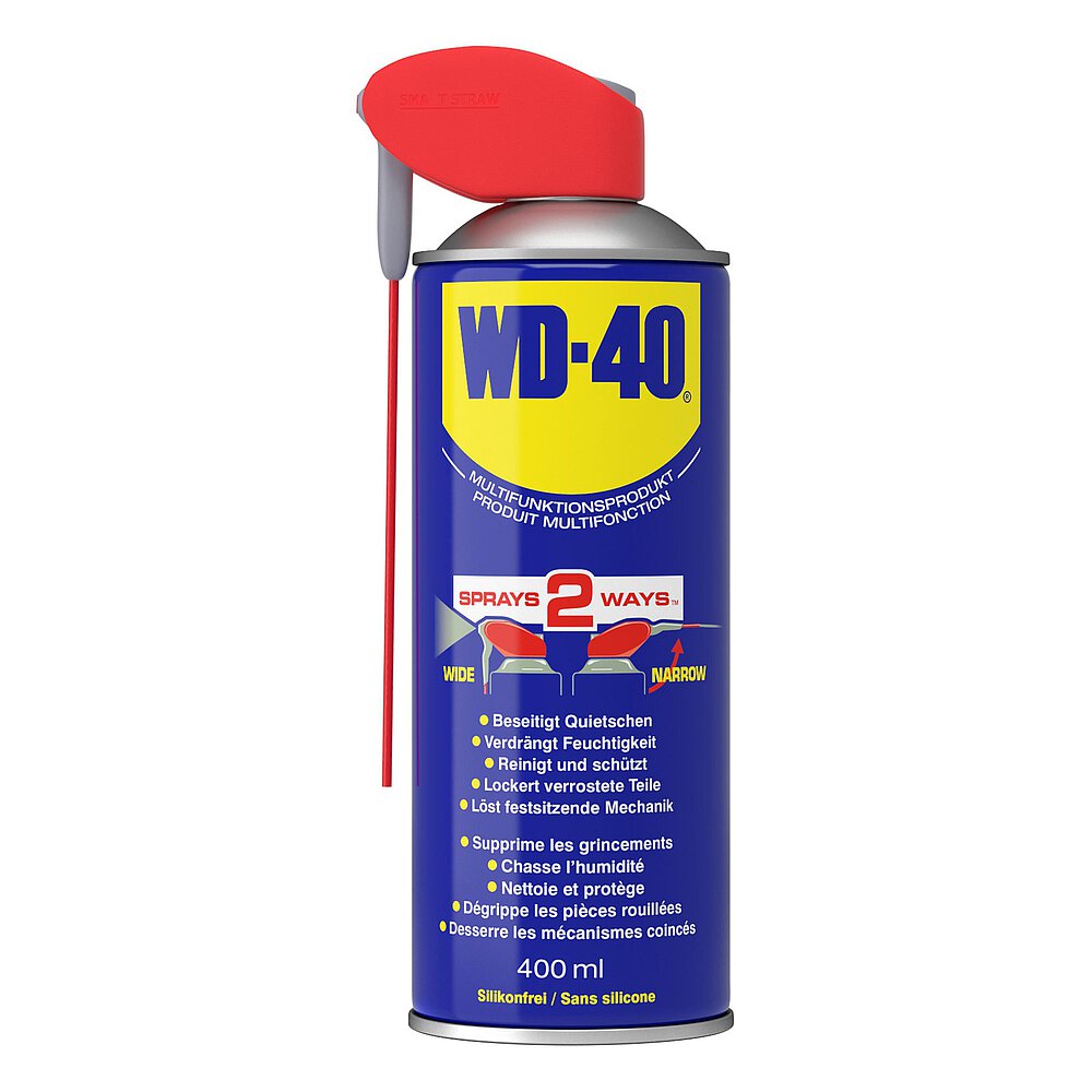 eine blau-gelbe WD-40® Spraydose 400 ml mit rotem Sprühkopf und angeklapptem rotem Sprühröhrchen, freigestellt auf weißem Hintergrund