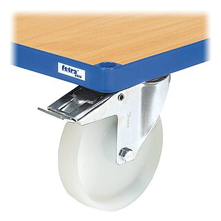 Detailansicht eines blauen FETRA® Plattformwagens aus Profilstahl mit Steckloch an der Ecke, hellem Holzeinlegeboden, einer feststellbaren Lenkrolle aus weißem Polyamid und darüberliegendem, verzinktem Feststellhebel, freigestellt auf weißem Hintergrund