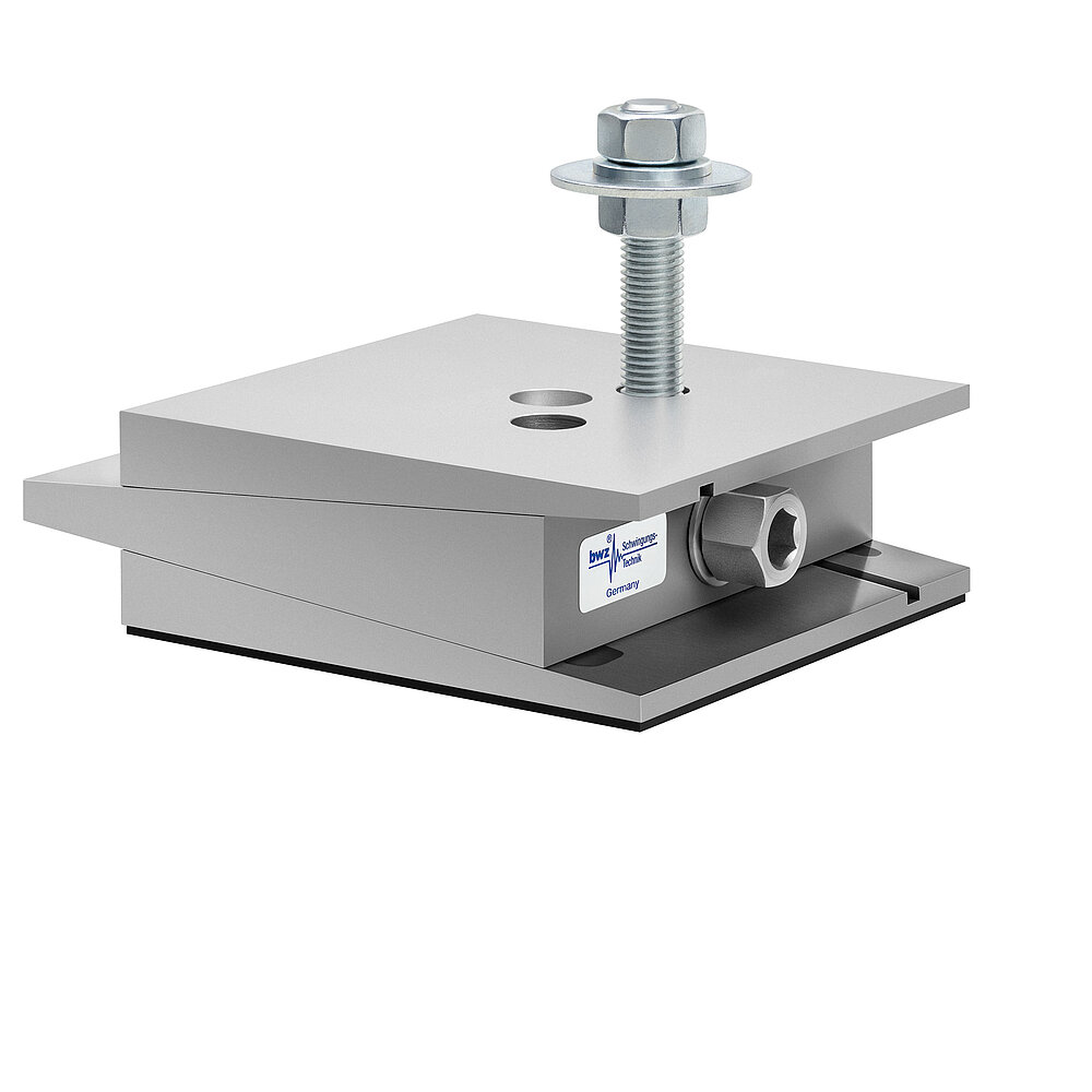aus Ober-, Mittel- und Unterteil bestehender, quadratischer, höhenverstellbarer Maschinenschuh aus plangefrästem Metall, eingestellt auf maximale Höhe, silber-grau lackiert, mit keilförmigem Mittelteil mit mittig auf der Seite platzierter Sechskantschraube zur Höhenverstellung, zwei Löchern für Befestigungsschrauben im Oberteil, einer im Unterteil verschraubten Befestigungsschraube und dünnem, schwarzem Elastomer ohne Profilierung für Gleitschutz unten, freigestellt auf weißem Hintergrund