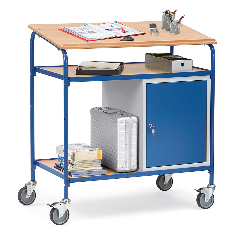 ein blaues FETRA® Rollpult mit 2 Ablageflächen, schräger Pultfläche, Schrankabteil und Büromaterial auf weißem Hintergrund